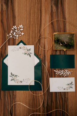 Altın alyanslar genç bir çiftin düğününün göstergesi.