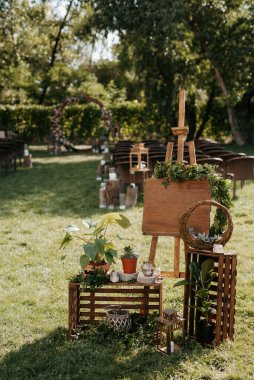 Doğal çiçekler ve yeşil elementlerden yapılmış zarif düğün süsleri.