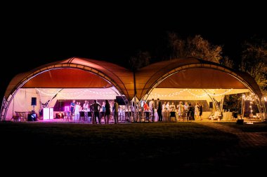 Düğünler için ziyafet salonu, şölen salonu dekorasyonu, atmosfer dekorasyonu.