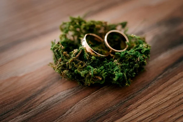 Goldene Trauringe Als Attribut Für Die Hochzeit Eines Jungen Paares — Stockfoto