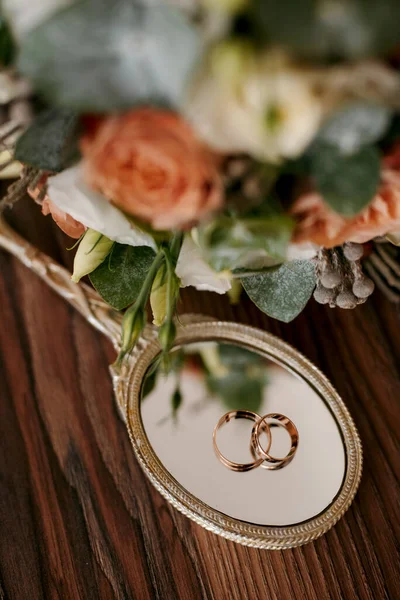 Arany Jegygyűrűk Mint Attribútum Egy Fiatal Pár Esküvőjén — Stock Fotó