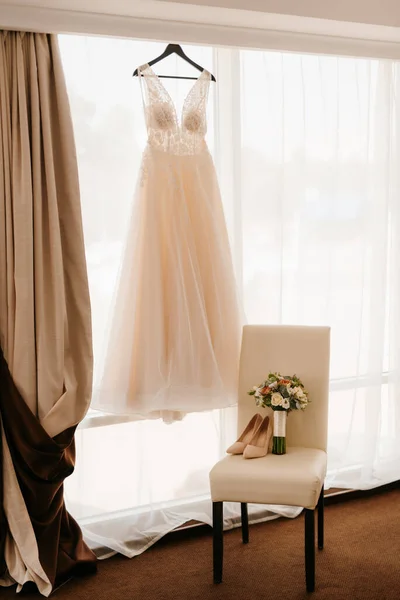 Perfektes Hochzeitskleid Mit Schuhen Hochzeitstag — Stockfoto
