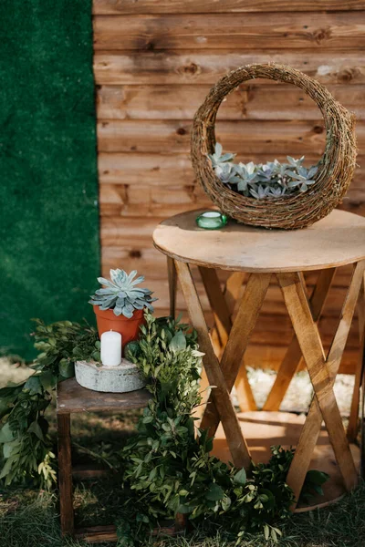 Doğal çiçekler ve yeşil elementlerden yapılmış zarif düğün süsleri.