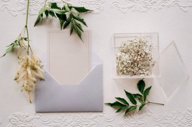 Nikah yüzükleriyle süslenmiş.