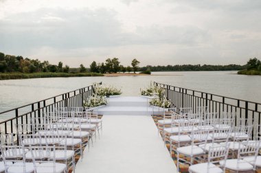 Düğün için alan, suyun yanındaki taş iskelede.