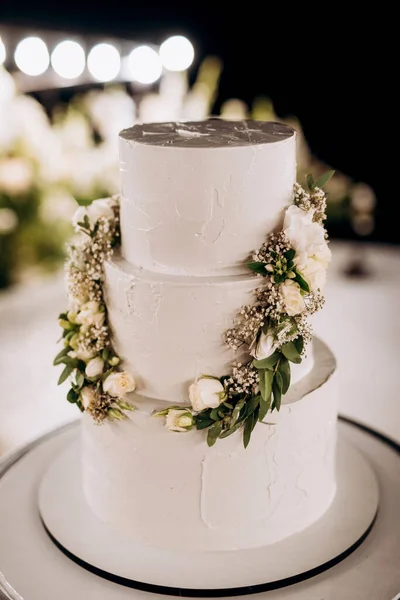 Weiße Hochzeitstorte Auf Einem Hohen Stand Neben Dem Weißen Podium — Stockfoto