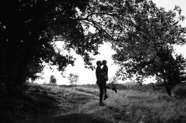 Neşeli adam ve kız parlak örgü şapkalar ve ekose gömleklerle yürüyüşe çıktılar.