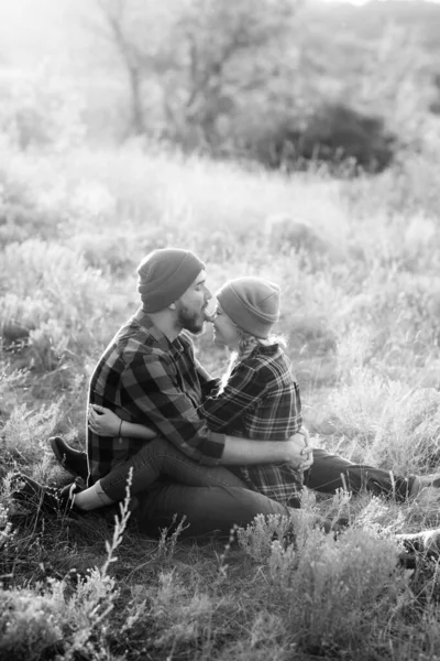 Fröhliche Kerle Und Mädchen Auf Einem Spaziergang Bunten Strickmützen Und — Stockfoto