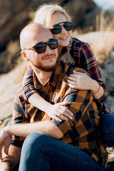 Kille Och Flicka Burskjortor Och Trekking Skor Granit Stenar — Stockfoto