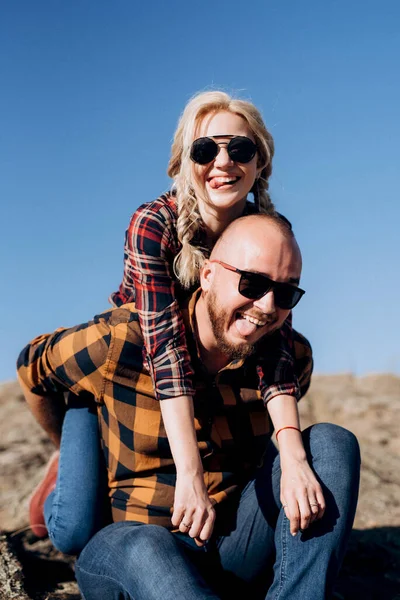 Guy Girl Caged Shirts Trekking Shoes Granite Rocks — Stock Photo, Image