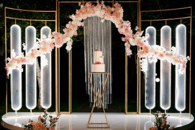 Yeni evlilerin düğününde beyaz düğün pastası.