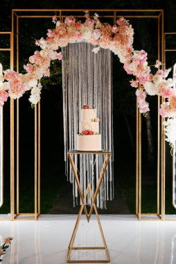 Yeni evlilerin düğününde beyaz düğün pastası.