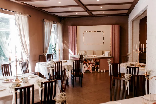 Presidium Dos Recém Casados Salão Banquetes Restaurante Decorado Com Velas — Fotografia de Stock