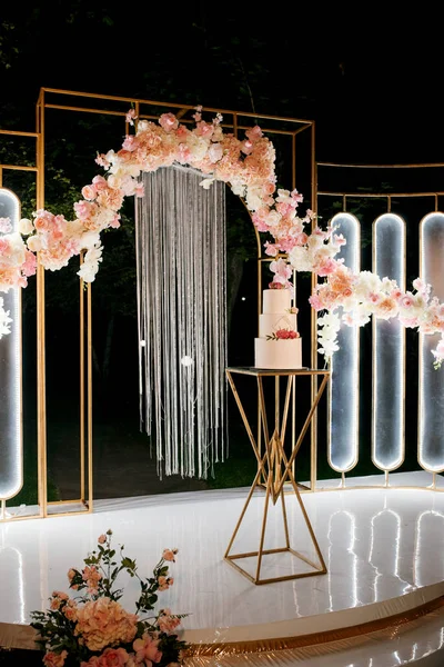 Yeni evlilerin düğününde beyaz düğün pastası.