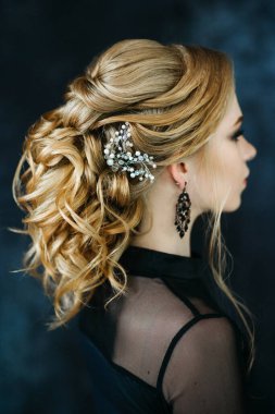 Siyah elbiseli, koyu turkuazlı mavi gözlü sarışın kız.