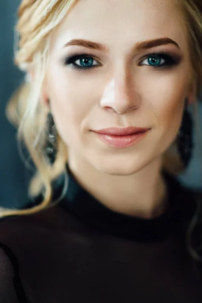 Fille Blonde Aux Yeux Bleus Dans Une Robe Noire Dans — Photo