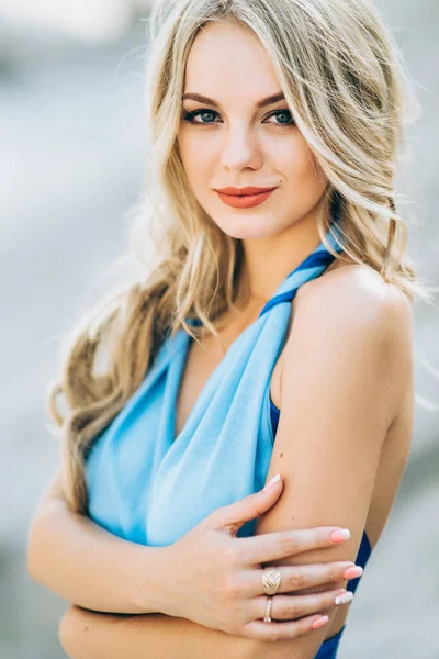 Menina Loira Vestido Azul Claro Uma Pedreira Granito Cinza — Fotografia de Stock