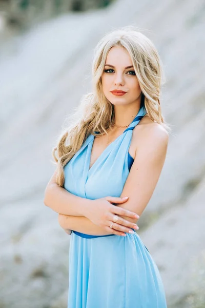 Menina Loira Vestido Azul Claro Uma Pedreira Granito Cinza — Fotografia de Stock