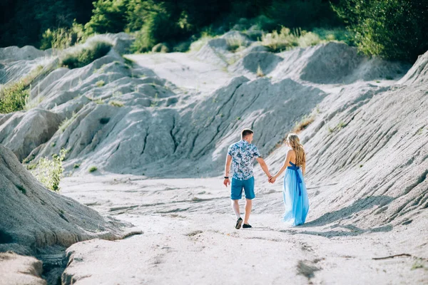 Blonde Fille Dans Une Robe Bleu Clair Gars Dans Une — Photo