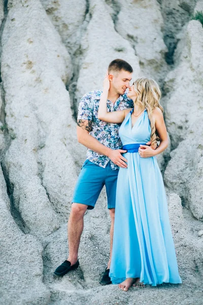 Menina Loira Vestido Azul Claro Cara Uma Camisa Leve Shert — Fotografia de Stock