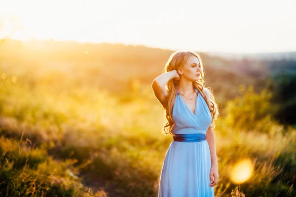 Blond Med Löst Hår Ljusblå Klänning Ljuset Solnedgången Naturen — Stockfoto