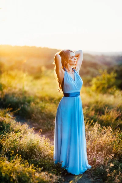 Loira Com Cabelo Solto Vestido Azul Claro Luz Pôr Sol — Fotografia de Stock