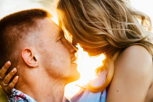 Blonde Girl Loose Hair Light Blue Dress Guy Light Sunset — Stock Photo, Image