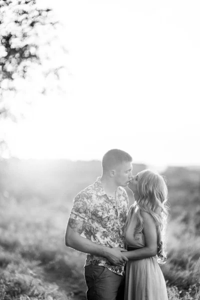 Blond Flicka Med Löst Hår Ljusblå Klänning Och Kille Ljuset — Stockfoto