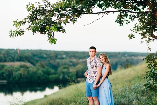 Blondes Mädchen Mit Lockeren Haaren Einem Hellblauen Kleid Und Ein — Stockfoto