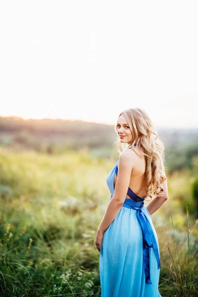 Blondes Mädchen Mit Lockeren Haaren Einem Hellblauen Kleid Und Ein — Stockfoto