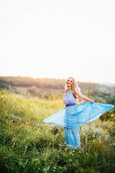 Chica Rubia Con Pelo Suelto Vestido Azul Claro Chico Luz — Foto de Stock