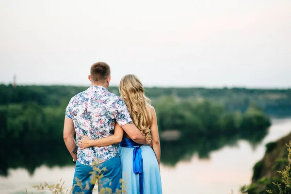 Blondýny Dívka Volnými Vlasy Světle Modrých Šatech Chlap Světle Západu — Stock fotografie