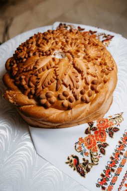 Şehvetli kıvrık örgülü ve süslemeli düğün ekmeği.