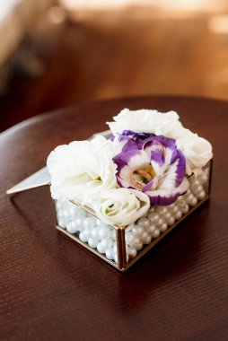 Nikah yüzükleri ve düğün dekoru.