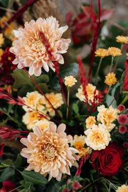 Doğal çiçekler ve yeşil elementlerden yapılmış zarif düğün süsleri.