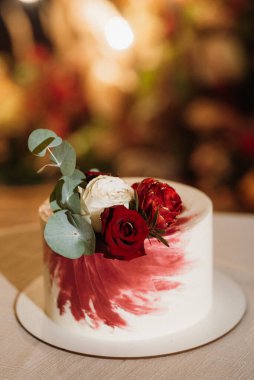 Yeni evlilerin düğününde düğün pastası.