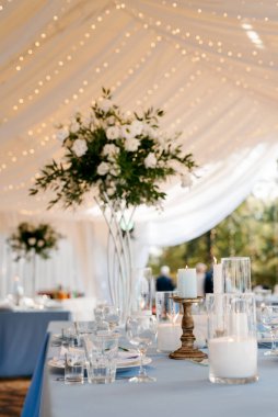 Doğal çiçekler ve yeşil elementlerden yapılmış zarif düğün süsleri.