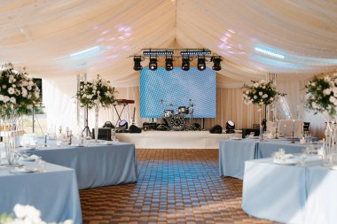 Düğünler için ziyafet salonu, şölen salonu dekorasyonu, atmosfer dekorasyonu.