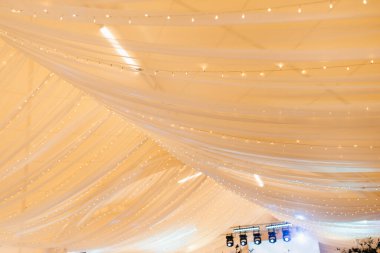 Düğünler için ziyafet salonu, şölen salonu dekorasyonu, atmosfer dekorasyonu.