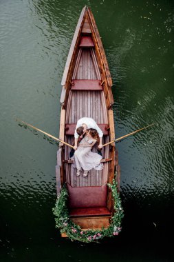 # Bir adam ve bir kız için tekne gezisi # # Kanallar ve körfezler boyunca # # Vahşi söğütlerle kaplanmış #