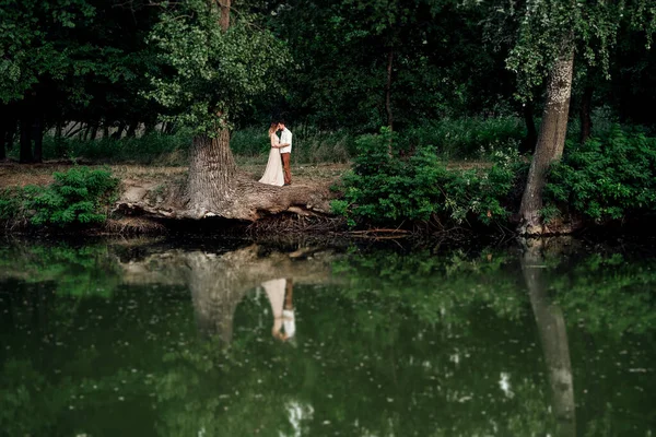 Mec Une Fille Marchent Long Des Rives Une Rivière Sauvage — Photo