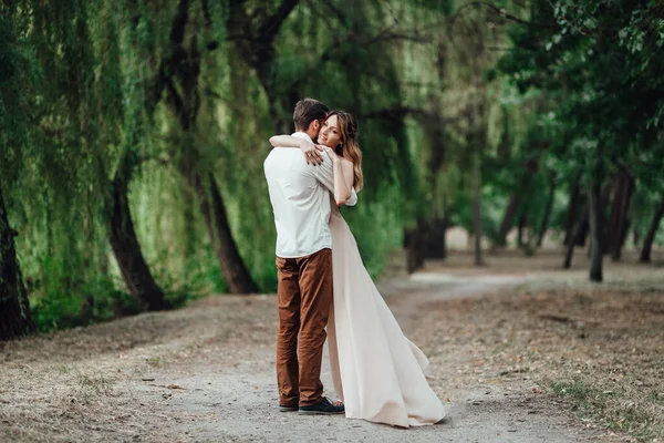 Ragazzo Una Ragazza Stanno Camminando Lungo Rive Fiume Selvaggio Ricoperto — Foto Stock