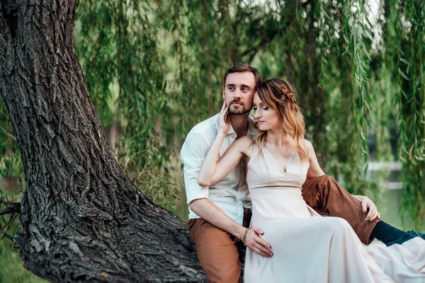 Ein Kerl Und Ein Mädchen Sitzen Zusammen Auf Einem Krummen — Stockfoto