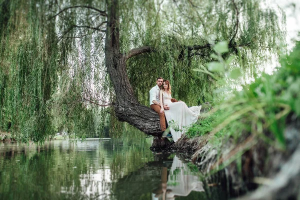 Een Jongen Een Meisje Zitten Samen Een Scheve Boom Steile — Stockfoto