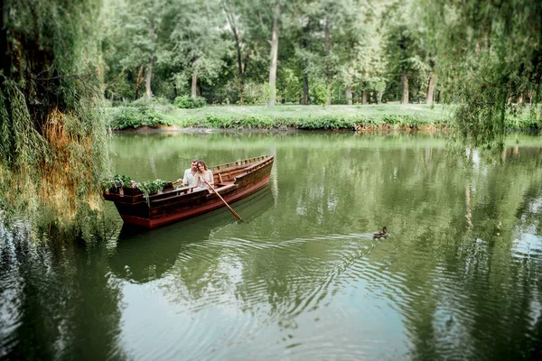 Une Excursion Bateau Pour Mec Une Fille Long Des Canaux — Photo