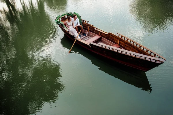 Une Excursion Bateau Pour Mec Une Fille Long Des Canaux — Photo