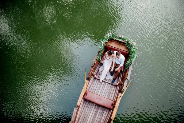 Une Excursion Bateau Pour Mec Une Fille Long Des Canaux — Photo