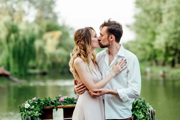 Eine Bootsfahrt Für Einen Jungen Und Ein Mädchen Entlang Der — Stockfoto