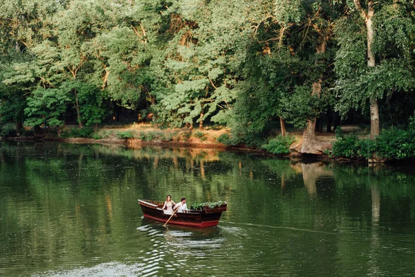 Une Excursion Bateau Pour Mec Une Fille Long Des Canaux — Photo