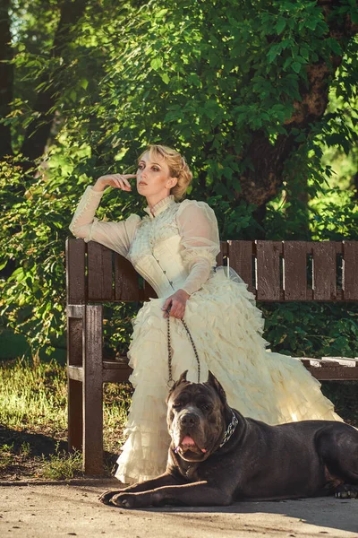 Fille Dans Une Vieille Robe Avec Des Volants Grand Chien — Photo